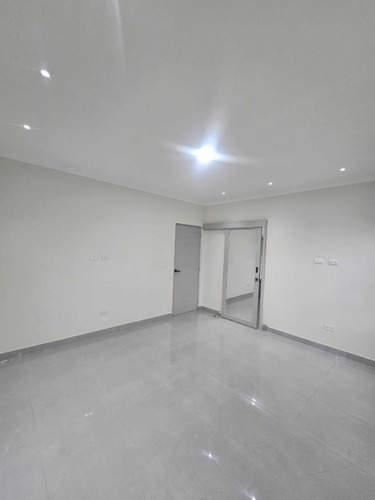 Exclusiva Casa Ubicada En El Residencial Los Lirios, La Roma