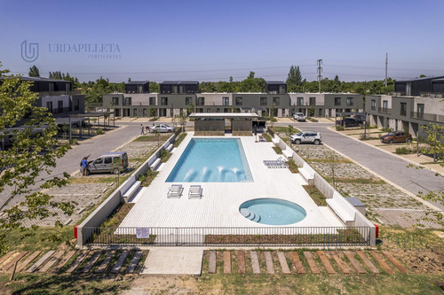 Townhouse En Venta De 3 Ambientes Con Galeria Y Jardin Privado En Oliden Joven