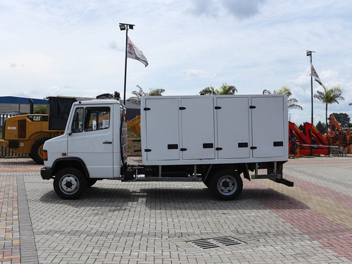Imagem 1 de 15 de Mercedes Benz 710 4x2 2011 Com Comboio Lubrificante=vw,volvo