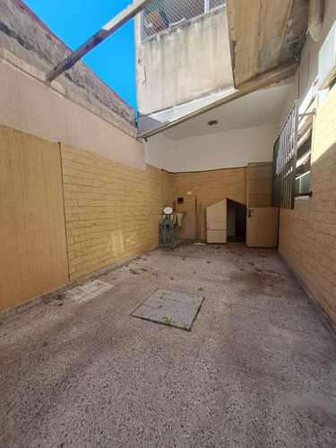 Tipo Casa 4 Amb Al Frente En Planta Baja Con Patio * A Mts De Avenidas*
