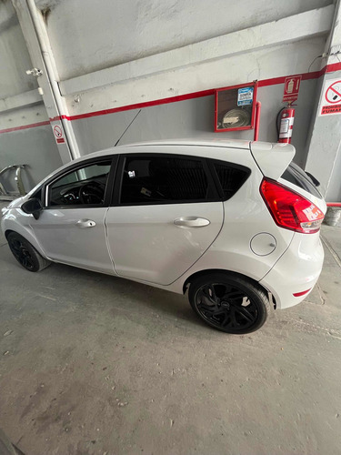 Imagen 7 de 9 de Ford Fiesta ( Llantas , Caño Escape )