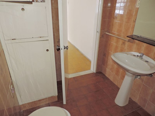 Oportunidad, Casa A Mtrs De Bvar Artigas Y Gral.flores !!