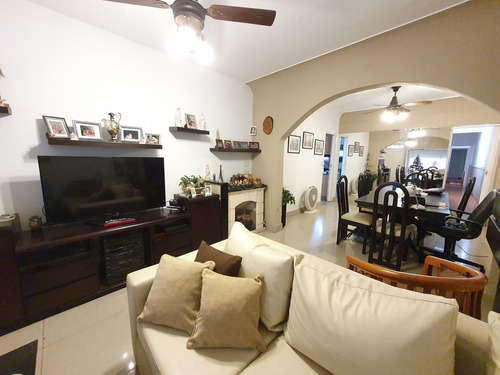 Casa 4 Dormitorios, 3 Baños, Patio, Jardin, Garage, Quincho, Excelente Ubicacion-en Venta