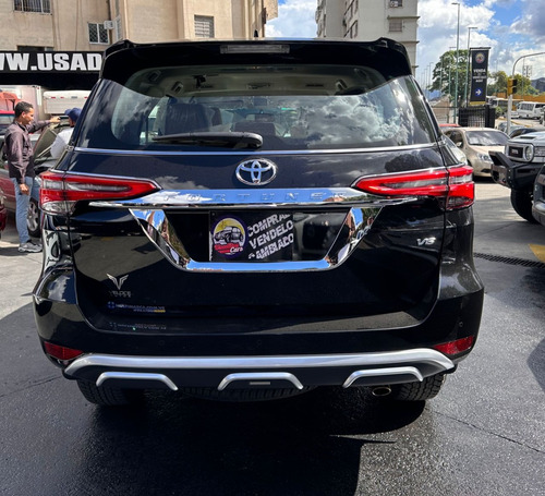 Imagen 5 de 10 de Toyota Fortuner Dubai Vx Negro 2023