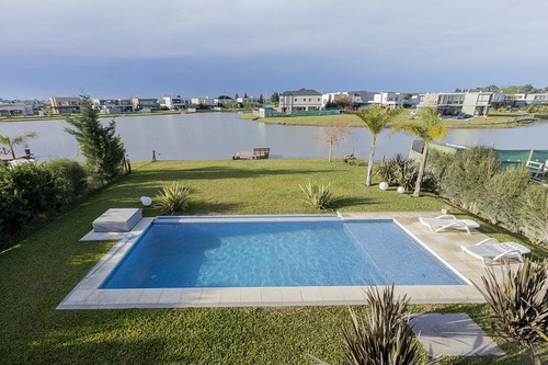 Casa De 4 Ambientes Con Salida A La Laguna Y Muelle En Club De Campo San Lucas. San Vicente,ruta 58.