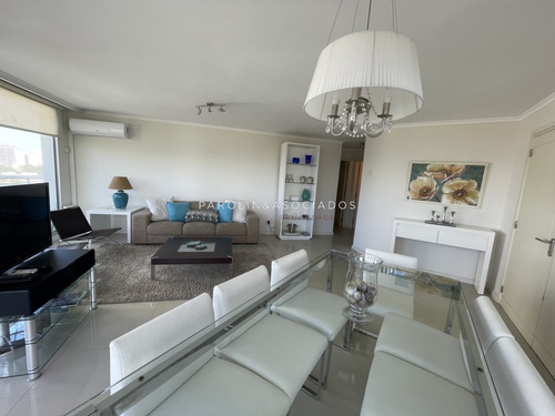 Apartamento De Tres Dormitorios En Punta Del Este 