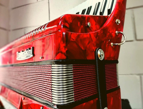 Sanfona/gaita/acordeon Todeskini 120 Baixos 7 Registros Cor Vermelho