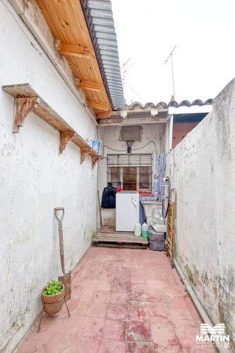Dúplex De 3 Ambientes En Una Planta Con Patio - Martínez, Próximo A La Plaza.