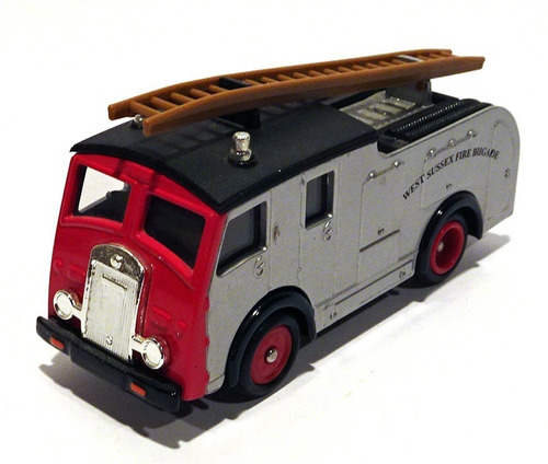 Bombeiro Dennis F8 Fire Engine 1955 West Susse Brigade Lledo