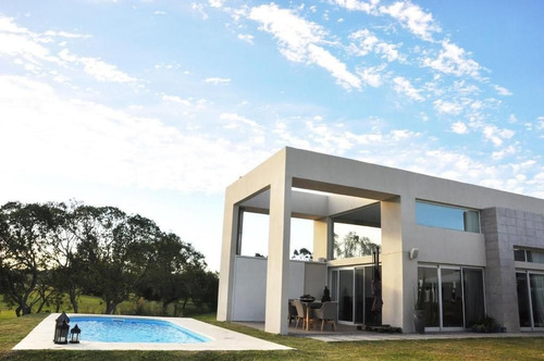 Casa En Venta De 3 Dormitorios En La Tahona
