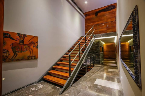 Residencia De Lujo En Villas Del Mesón, Arbolada, Única En Su Tipo !!