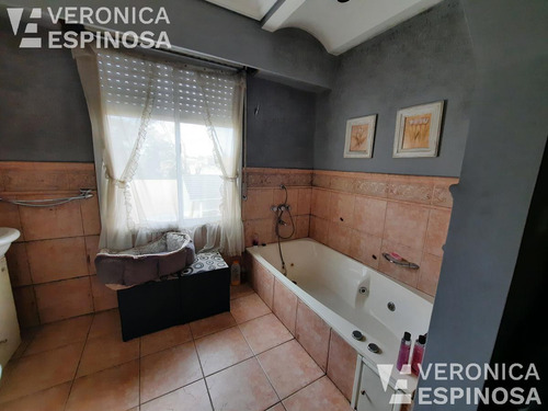 Casa De Cuatro Ambientes En Venta- Villa Luzuriaga. Importante Propiedad, Renta Asegurada!