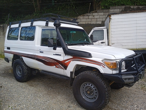 Imagen 3 de 6 de Toyota Land Cruiser Long Van