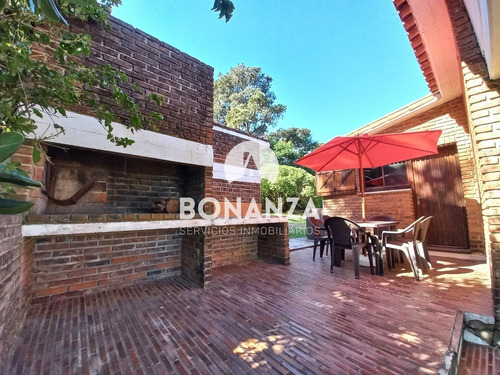 Imagen 3 de 24 de San Francisco, Piriápolis. Casa En Venta, Muy Buena Construcción Tradicional. Tres Cuadras De La Playa.