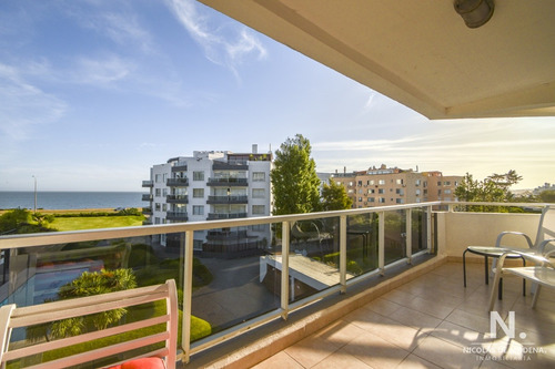 Excelente Apartamento De Tres Dormitorios Frente Al Mar - Punta Del Este