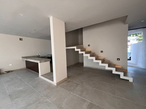 Casa En Venta De 3 Recamaras Con Cuarto De Servicio Ubicada En Montes De Ame.