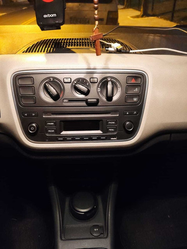 Imagem 4 de 8 de Volkswagen Up! 2017 1.0 Track 5p