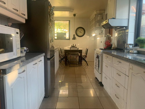 Amplia Casa En Vitacura Con Gran Terreno, Conectividad