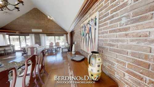 Casa -4 Dormitorios. Única Oportunidad !!!- Ref: 556
