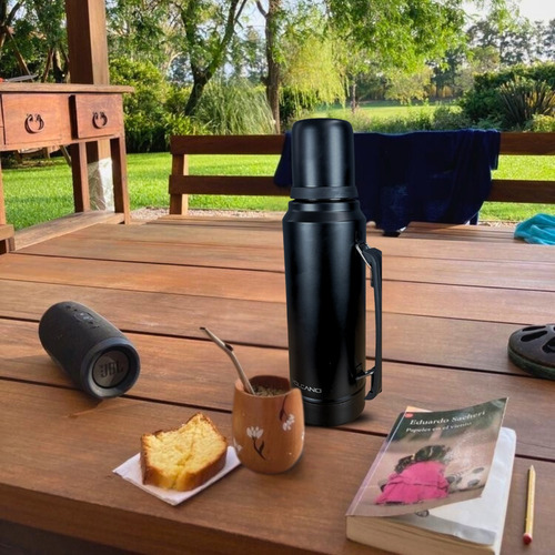 Termo Volcano 1 L Pico Cebador Con Manija Acero Inoxidable Negro