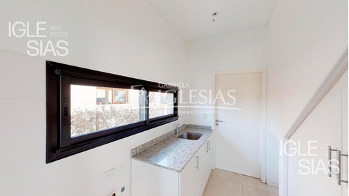 Casa Al Lago En Venta Con 4 Dormitorios En Los Lagos, Nordelta.