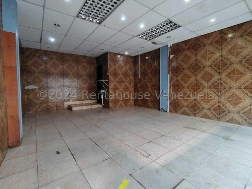 Carlos Colmenarez Alquila Local Comercial En Una De Las Zonas Con Mayor Trafico Vehicular Y Peatonal Consta De 40m Cuadrados Un Baño Y Todos Los Servicios Ideal Para El Desarrollo De Cualquier Activid