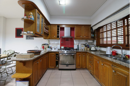 Venta Casa 5 Ambientes Jardin Y Cochera Playroom