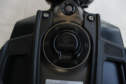Husqvarna Svartpilen 200-en Stock- 1@@ Fin@nci@da Cu@t@ Fij@
