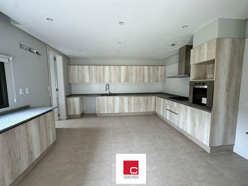 Casa En Venta En El Prestigioso Barrio Privado Dalvian!!