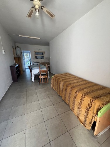 Casa En Planta Alta Con Locales En Pleno Barrio San Carlos