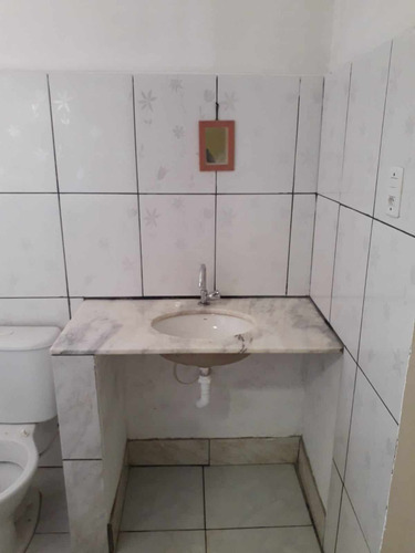 Casa Com 3 Cômodos, 1 Banheiro, Lavanderia, Quintal Amplo.
