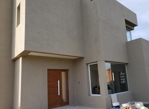 Casa En Venta Con Renta En El Canton Puertos Con Pileta.
