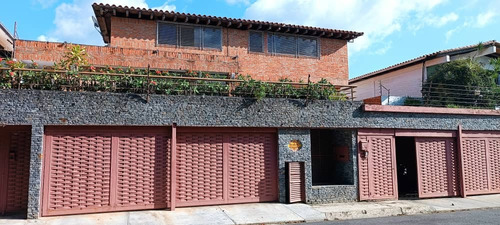 Casa En Venta De 710m2 Multi Familiar En Cumbres De Curumo Barura Caracas