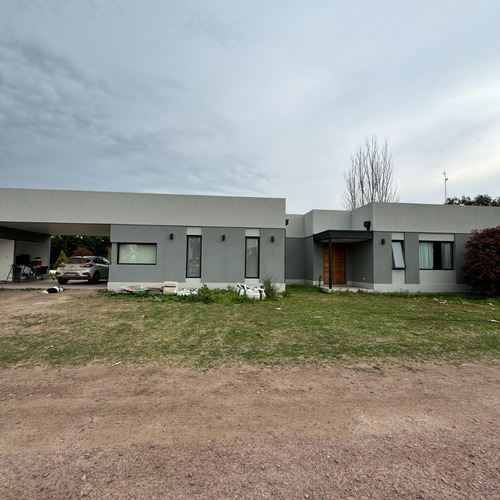 Moderna Propiedad Con Dos Casas En Saladillo