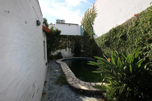 Chalet En Una Planta, Sobre Lote De 10x25 Con Jardín Y Pileta - Martínez