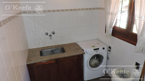 Imagen 26 de 30 de En Berazategui Hermoso Chalet De 8 Ambientes Con Parque Y Pileta En Venta Sobre Terreno De 1940m2.