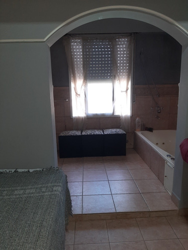 Casa En Venta De 4 Ambientes. Con Garaje Y Dos Locales Comerciales. I,casanova