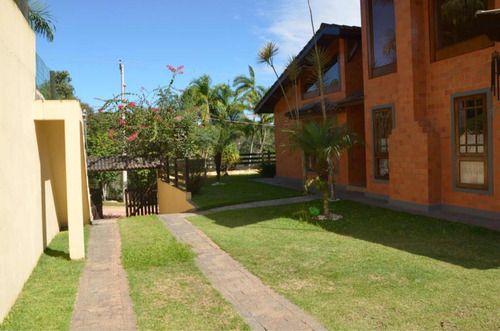 Casa Em Condomínio Fechado Com Piscina E Churrasqueira.