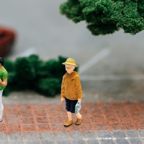 Figura De Juguete A Escala 1/64, Pequeño Sombrero Amarillo