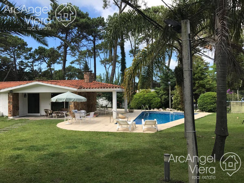 Casa Con Piscina Climatizada En Punta Del Este, Zona Shopping