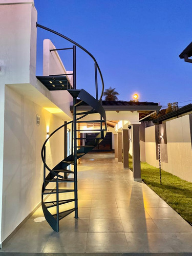 Imagen 16 de 18 de En Venta Residencia Refaccionado, Con Finas Terminaciones
