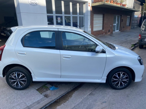 Imagen 3 de 12 de Toyota Etios 2022 0km Xls Pack 5p Automatico Blanco Perlado