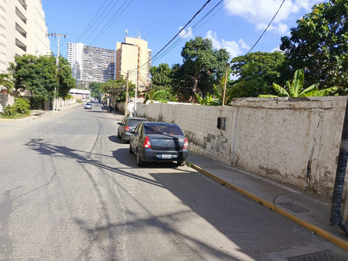 Propiedad De 800mts, Catia La Mar, Posee Todo Los Servicios,
