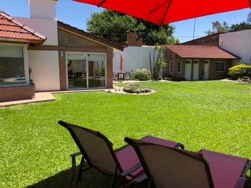 Imagen 2 de 18 de Excelente Casa En Venta Con Piscina Y Quincho - Lote De 20 X 35mts