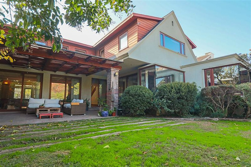 Casa En Venta De 5 Dorm. En Las Condes