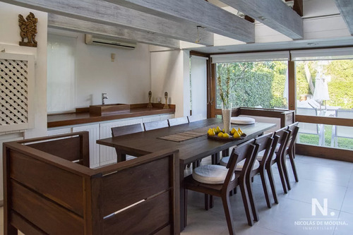 Casa A La Venta En Playa Mansa Punta Del Este, Gran Tamaño Ubicada En Zona Privilegiada.