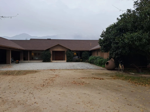 Exclusiva Propiedad Con Casa Principal Y Terreno De 9 Ha.