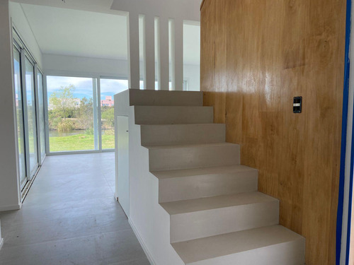 Venta De Casa 4 Ambientes A Estrenar Con Vista Al Agua Barrio Muelles- Escobar