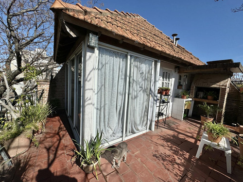 Encantador Departamento De 4 Ambientes Con Cochera Y Gran Terraza En San Isidro.
