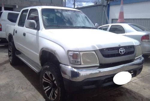 Imagen 2 de 13 de Hilux Doble Cabina 2005 Sincrónica 4x4 Negociable